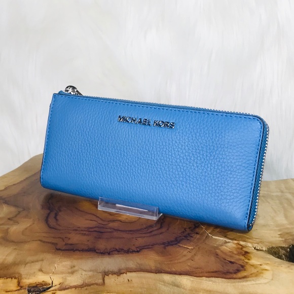 Michael Kors Jet Set Three Quarter Zip Wallet - Picture 2 of 8